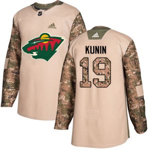 Pánské NHL Minnesota Wild dresy 19 Luke Kunin Authentic Camo Adidas Veterans Day Practice