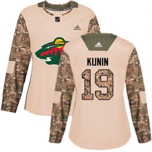 Dámské NHL Minnesota Wild dresy 19 Luke Kunin Authentic Camo Adidas Veterans Day Practice