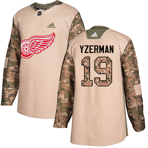 Pánské NHL Detroit Red Wings dresy 19 Steve Yzerman Authentic Camo Adidas Veterans Day Practice